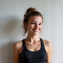 Portrait einer sportlichen Person, die ihre Leistungsfähigkeit verbessert hat